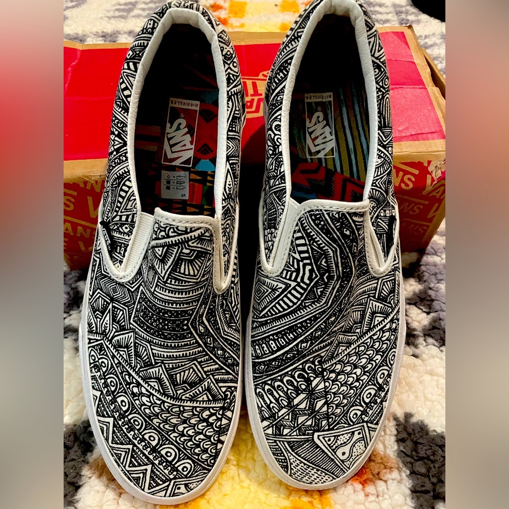 Men’s black and white Vans. Never worn!